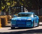 Jaguar Type 01 EV w kamuflażu „Blue Exuberant Modernism” pędzący obok linii startowej podczas wyścigu Goodwood Hill Climb