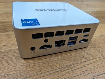 Tył: Zasilacz sieciowy, zestaw słuchawkowy 3,5 mm, 2x HDMI 2.0 (4K60), Gigabit RJ-45, USB-A 2.0, USB-A 3.2, USB-C (bez PD)