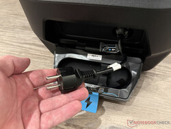 Zwijany kabel zasilający do zasilacza