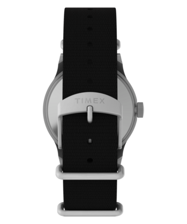 Model Peanuts x Timex Snoopy MK1 przedstawiony od tyłu, ze srebrnym deklem i czarnym paskiem z tkaniny.