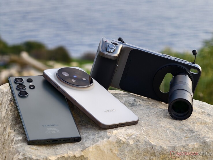 Vivo X300 Pro z telekonwerterem to nieco większy zamiennik 10-krotnego teleobiektywu w Samsungu Galaxy S23 Ultra. (Źródło zdjęcia: Alexander Fagot, Notebookcheck)