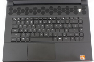 Niemal identyczny układ klawiatury jak w Alienware x16 R1
