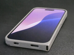 Obsoless iPh0n3 ma nylonową konstrukcję i zamontowany z boku port USB typu C. (Źródło zdjęcia: Ken Pillonel)