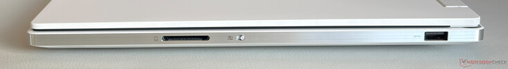Prawa strona: Czytnik kart SD, migawka prywatności kamery internetowej, USB-A 3.2 Gen.1 (5 Gb/s)