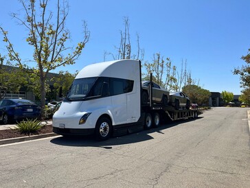 Tesla Cybertruck na pojeździe Tesla Semi