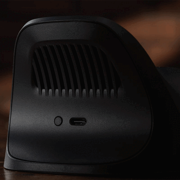 Stacja ładująca 8BitDo Ultimate Charging Dock do kontrolerów Xbox – Gears of War: E-Day posiada otwory wentylacyjne służące do odprowadzania ciepła.