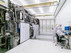 Rosja dąży do produkcji 28-nanometrowych chipów do 2030 r., ale nadal istnieją luki. Na zdjęciu: Pomieszczenie czyste ASML z inżynierami pracującymi nad sprzętem do fotolitografii (źródło zdjęcia: ASML)