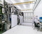 Rosja dąży do produkcji 28-nanometrowych chipów do 2030 r., ale nadal istnieją luki. Na zdjęciu: Pomieszczenie czyste ASML z inżynierami pracującymi nad sprzętem do fotolitografii (źródło zdjęcia: ASML)