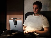 LaptopBar można przymocować do wyświetlacza laptopa w kilka sekund dzięki magnetycznemu mocowaniu. (Zdjęcie: BenQ)