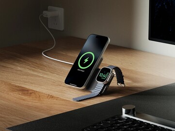 Power bank Kuxiu K1 Ultra ma podpórkę umożliwiającą korzystanie z niego bez użycia rąk na biurku (źródło zdjęcia: Kuxiu)