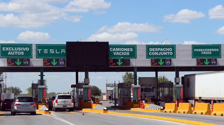 Wyłączne pasy do przekraczania granicy dla dostawców części Tesli na moście Colombia (image: Corporation for the Development of the Border Zone of Nuevo León/Bloomberg)