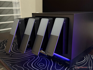 Cztery wnęki na dyski SATA są łatwo dostępne