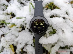 Pixel Watch przeszedł długą drogę od czasu, gdy recenzowaliśmy go w zeszłym roku. (Źródło obrazu: NotebookCheck)