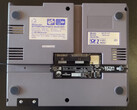NES Hub łączy się z nieużywanym 15-pinowym portem rozszerzeń na spodzie NES. (Źródło obrazu: RetroTime)