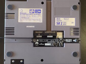 NES Hub łączy się z nieużywanym 15-pinowym portem rozszerzeń na spodzie NES. (Źródło obrazu: RetroTime)
