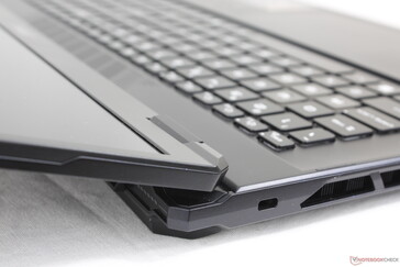 Pokrywa otwarta do maksymalnego kąta (~170 stopni)