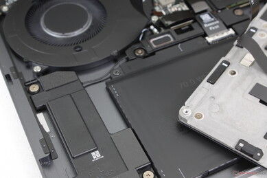 Cztery głośniki (3 W x2 + 2 W x2) z dwoma skierowanymi w górę i dwoma w dół