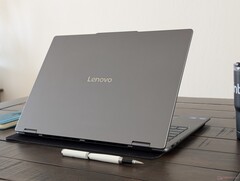 Yoga 7 16ILL10 działa nieco cieplej niż zeszłoroczna Yoga 7 16IML9, ale korzyści znacznie przewyższają tę niewielką wadę (źródło obrazu: Notebookcheck)