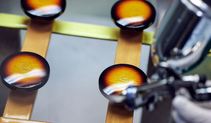 Nauszniki Audio-Technica ATH-WP900SE z litego jesionu są wykończone przez Fujigen.