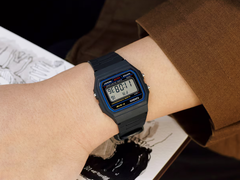 Casio F-91W na nadgarstku.