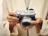 Fujifilm GFX100RF zawiera 102 MP sensor średnioformatowy w kompaktowej obudowie. (Źródło zdjęcia: Fujifilm)