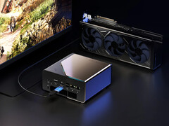 Cena EVO-T1 wynosi obecnie 999,99 dolarów. Na zdjęciu: konfiguracja OCuLink z mini PC. (Źródło zdjęcia: GMK - edytowane)