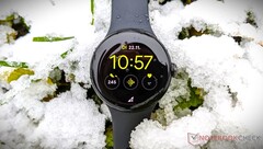 Google ma wymienić zegarek Pixel Watch, na zdjęciu, jesienią tego roku. (Źródło obrazu: NotebookCheck)