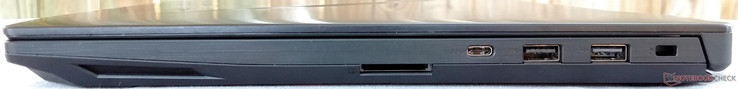 prawy bok: czytnik kart pamięci, USB 3.1 (Gen 1) typu C, USB 3.0, USB 2.0, gniazdo blokady Kensingtona