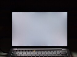 Przecieki podświetlenia (tutaj uwydatnione)