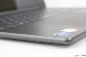 Brak chromowanych akcentów i błyszczącej stylizacji z wyjątkiem logo Lenovo