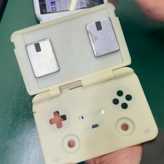 Obudowa jednego z gamingowych handheldów MagicX wygląda dość podobnie do Retroid Pocket Flip 2. (Źródło zdjęcia: MagicX)