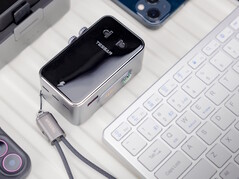 Adapter podróżny Tessan Aero 70 Smart posiada pasek na rękę, który przekształca się w kabel USB-C.
