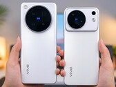 Obecnie krążące zdjęcia podkreślają różnice w wyglądzie między modelami Vivo X500 Pro (po lewej) a Vivo X500.
