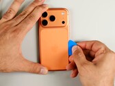 Mówi się, że Apple iPhone Ultra ma dwie baterie.