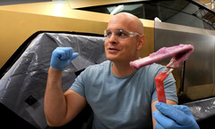 Ta fioletowa maź zawiera rozpuszczone złoto przeznaczone do pokrycia cybertrucka Tesli. (Źródło obrazu: JerryRigEverything na YouTube)