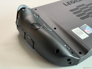 Prawy kontroler z dodatkowymi przyciskami z boku.