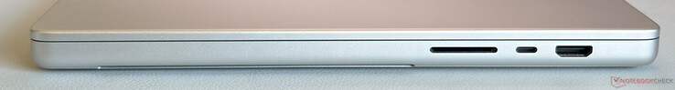 Poprawnie: czytnik kart SDXC, USB-C 4.0 z Thunderbolt 5 (120 Gb/s, DisplayPort 2.1, Power Delivery), HDMI