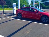 Tesla na nowej stacji V4 Supercharger we Francji (zdjęcie: Alexandre Druliolle)