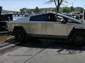 Tesla Cybertruck cierpi na poważne problemy z zasięgiem podczas holowania ciężkich przedmiotów. (Źródło: Flying Wheels via YouTube)
