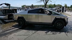 Tesla Cybertruck cierpi na poważne problemy z zasięgiem podczas holowania ciężkich przedmiotów. (Źródło: Flying Wheels via YouTube)