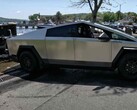 Tesla Cybertruck cierpi na poważne problemy z zasięgiem podczas holowania ciężkich przedmiotów. (Źródło: Flying Wheels via YouTube)