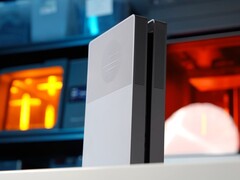 Okładka BoxPlates w srebrnym i czarnym wykończeniu (źródło obrazu: Devyn Johnston/YouTube)