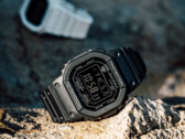 Czarny Casio G-Shock GW-5000HS-1ER (przód) i biały GW-5000HS-7ER. (Źródło zdjęcia: Casio)