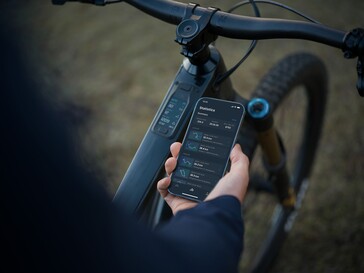 System DJI Avinox eMTB integruje się z aplikacją na smartfona, ale jest też 2-calowy wyświetlacz OLED zamontowany na górnej rurze roweru. (Źródło zdjęcia: DJI)