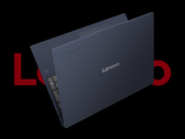Lenovo Chromebook Plus i, przedstawiony na czarnym tle z logo Lenovo za nim. (Źródło zdjęcia: Lenovo - edytowane)