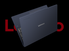 Lenovo Chromebook Plus i, przedstawiony na czarnym tle z logo Lenovo za nim. (Źródło zdjęcia: Lenovo - edytowane)