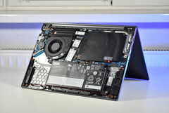 Lenovo ThinkBook 14 Gen 8 IAL ze zdjętą tylną pokrywą (źródło obrazu: Benjamin Herzig/Notebookcheck)