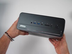 MSI Pro Max Edge AI Mini PC ma mnóstwo portów na przednim panelu.