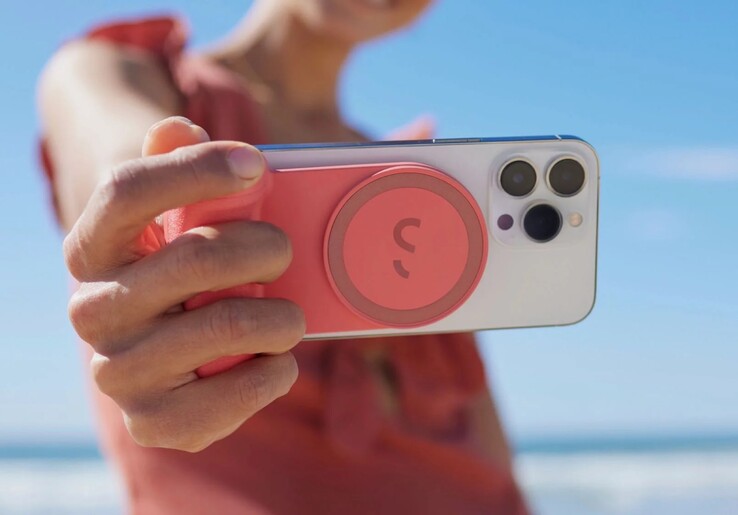 Qi2 umożliwia korzystanie z akcesoriów magnetycznych, takich jak SnapGrip. (Źródło obrazu: Shiftcam)