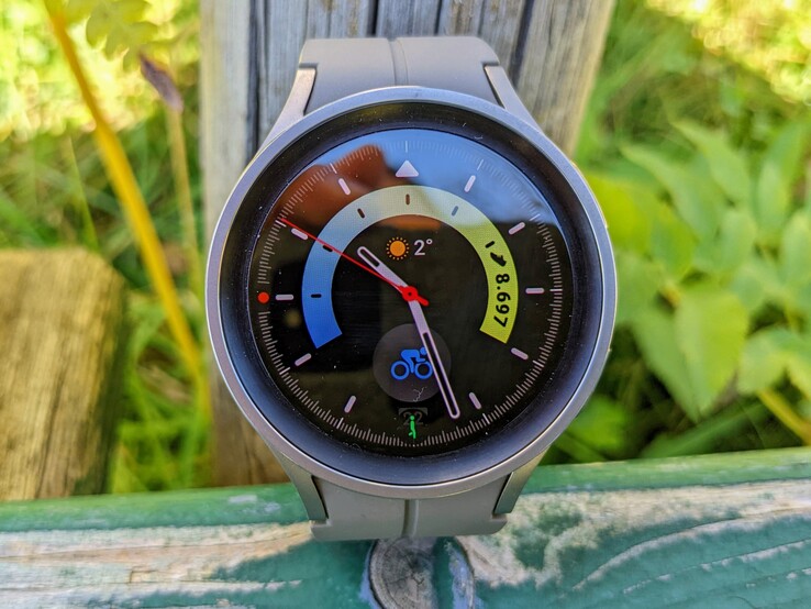 Wyświetlacz OLED w zegarku Galaxy Watch5 Pro jest zawsze czytelny